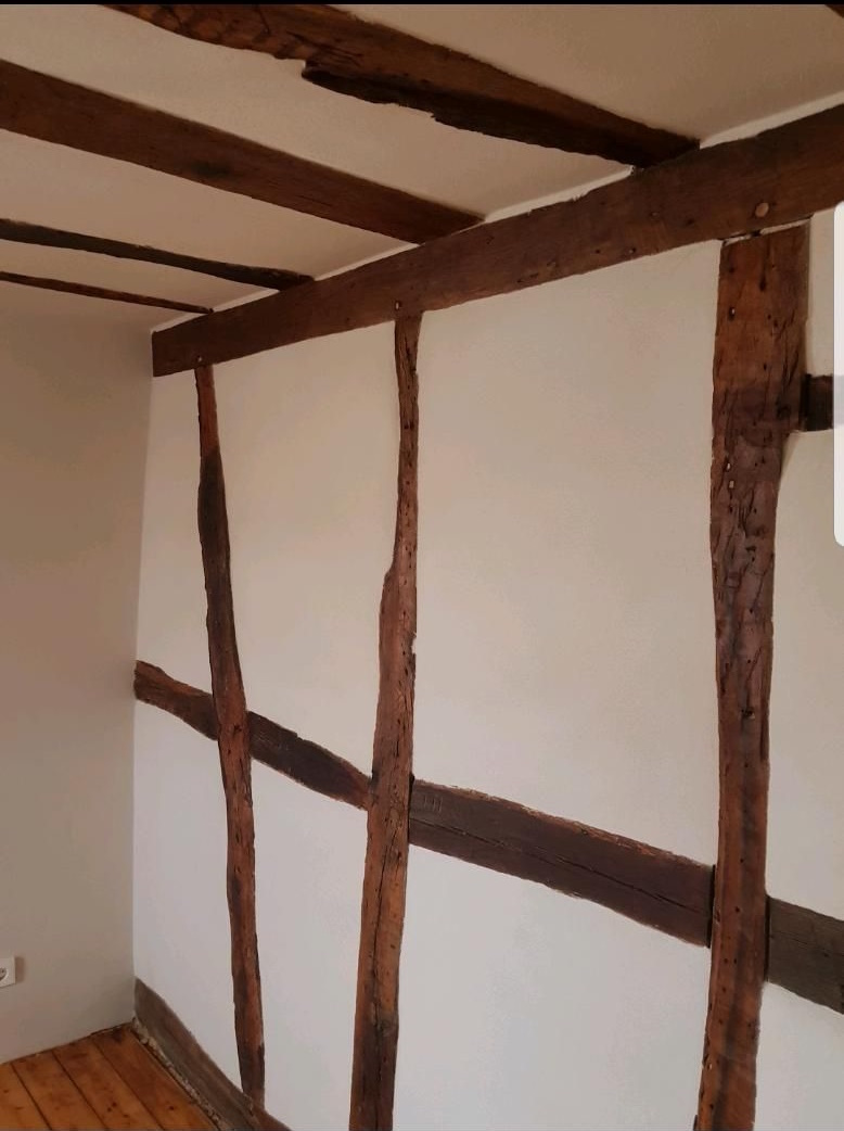 Fachwerk an Wand und Decke freigelegt und sichtbar gemacht